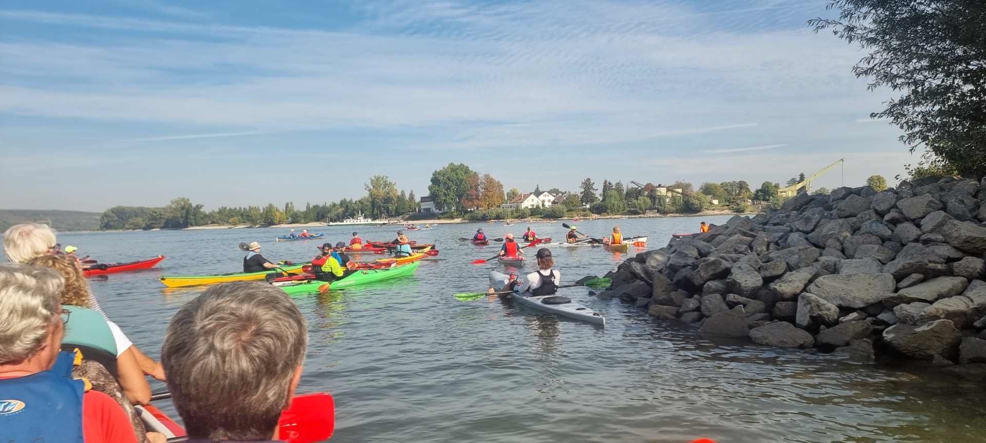 Bild: Ein erhabener Anblick wenn 50 Paddler den Hafen verlassen