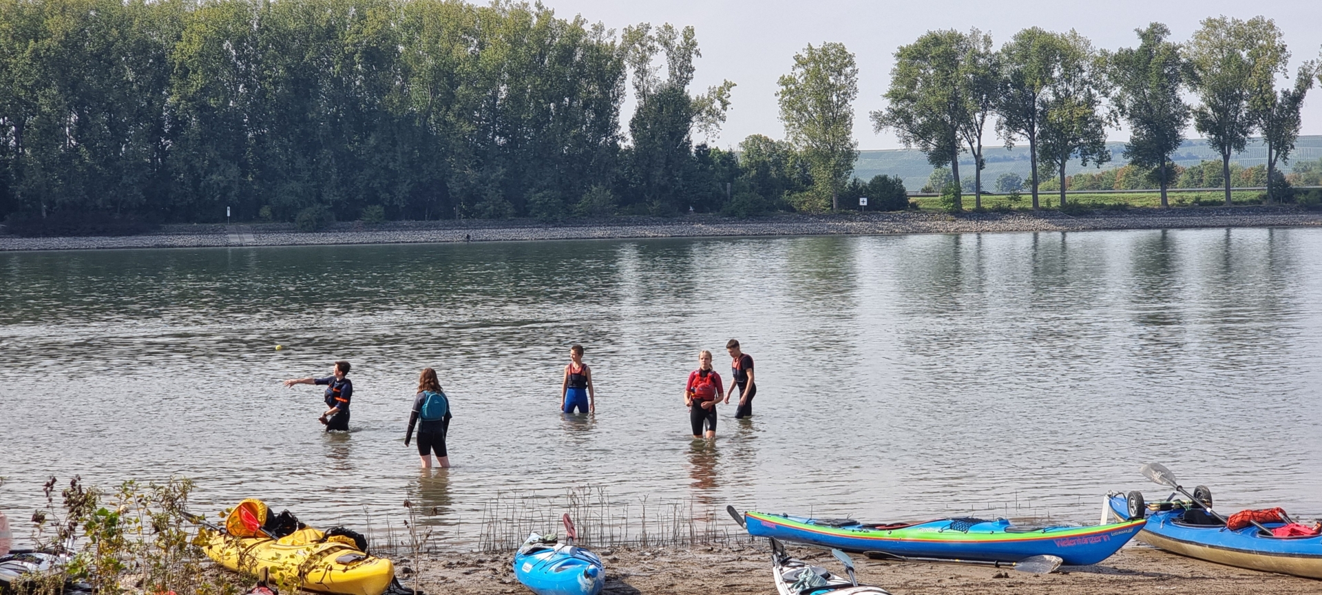 Bild: Nur unsere Jugend hat zu viel Energie und tollt in der Pause lieber im Wasser