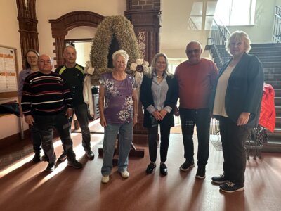 Foto: Die erstplatzierte Erntekrone aus dem diesj&auml;hrigen Erntekronenwettbewerb ist bis Mitte Dezember im Kreishaus in Calau ausgestellt. Grit Klug, Erste Beigeordnete des Landkreises OSL (3.v.r.), sowie B&auml;rbel Hertam (r.) und Juliane Bronk (l.) vom Sachgebiet Landwirtschaft haben die Krone vom Muckwarer Flechtteam in Empfang genommen. (Bild: Landkreis OSL/Sarah Werner)  (Bild vergr&ouml;&szlig;ern)