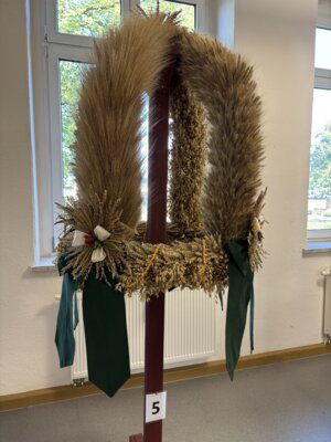 Der zweite Platz ging an den Landfrauen Heimatverein Lindenau e.V. (Erntekrone Nummer 5).  (Bild vergr&ouml;&szlig;ern)