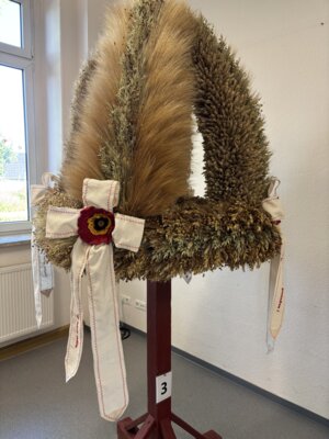 &Uuml;ber die sch&ouml;nste Erntekrone und damit den ersten Platz im Wettbewerb konnte sich die Gemeinde Muckwar (Erntekrone Nr. 3) freuen  (Bild vergr&ouml;&szlig;ern)