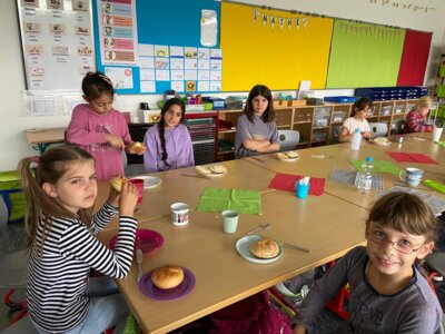Foto des Albums: Gemeinsames Frühstück mit den Klassen 3a und 3b