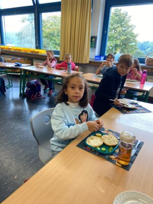 Foto des Albums: Gemeinsames Frühstück mit den Klassen 3a und 3b