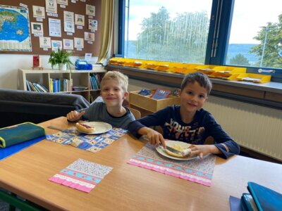 Foto des Albums: Gemeinsames Frühstück mit den Klassen 3a und 3b