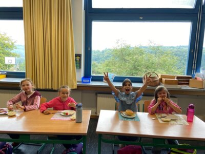 Foto des Albums: Gemeinsames Frühstück mit den Klassen 3a und 3b
