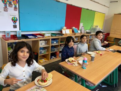 Foto des Albums: Gemeinsames Frühstück mit den Klassen 3a und 3b