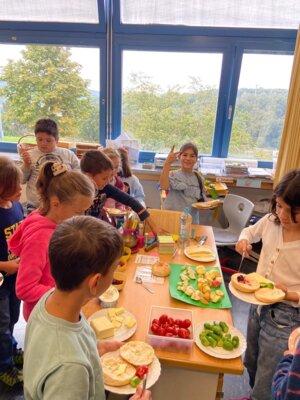 Foto des Albums: Gemeinsames Frühstück mit den Klassen 3a und 3b