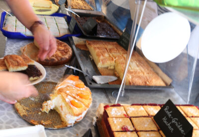 Selbstgebackener Kuchen  (Bild vergr&ouml;&szlig;ern)