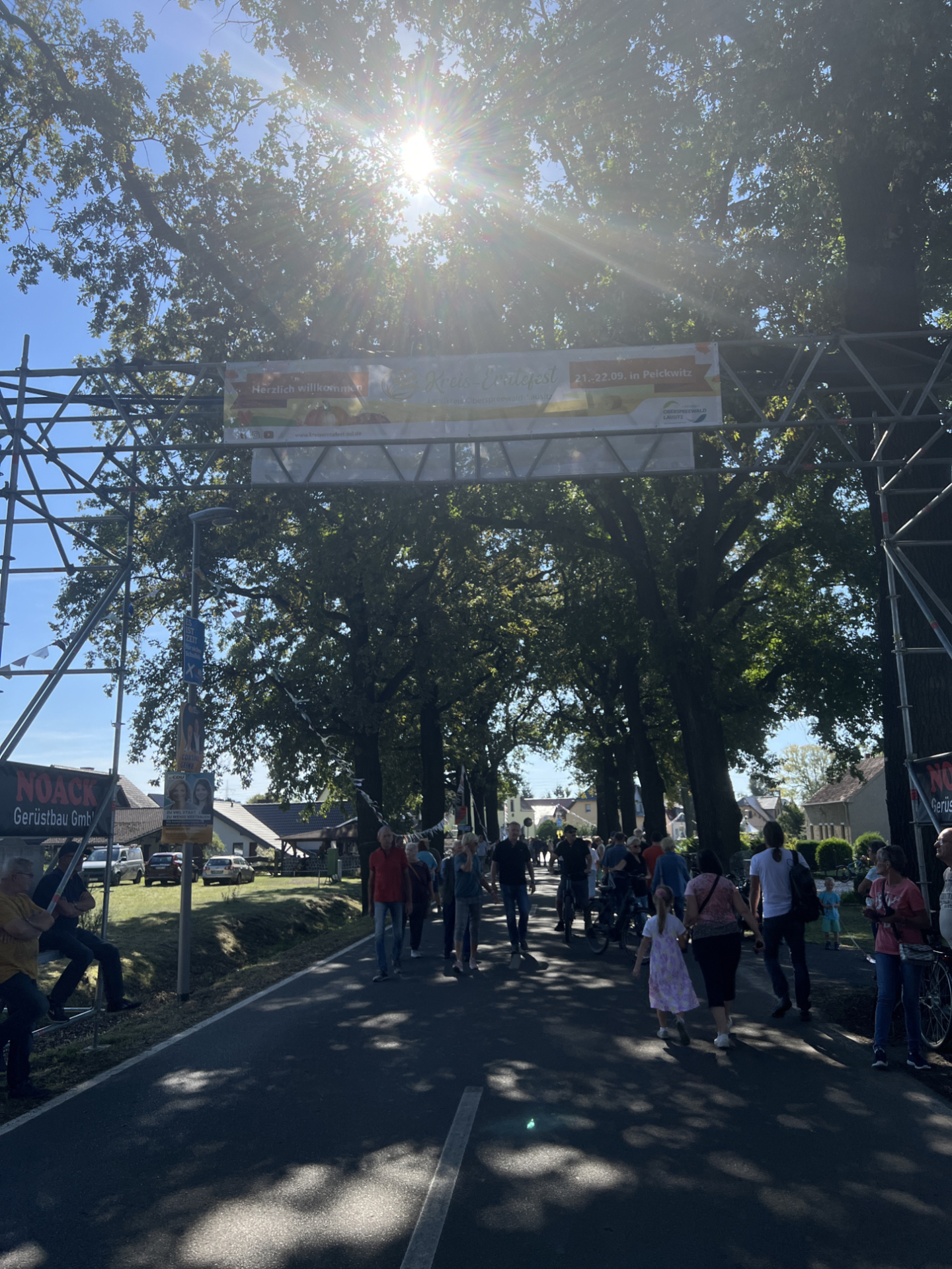 Bild: Kreis-Erntefest in Peickwitz 2024 - Eingang Straße - Foto Landkreis Sarah Werner