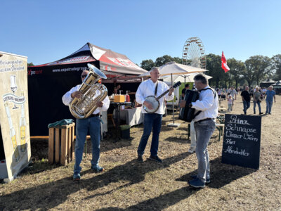 Kreis-Erntefest in Peickwitz 2024 - Peter Apelt und die Bertianer - Foto Landkreis Marlen Weser  (Bild vergr&ouml;&szlig;ern)