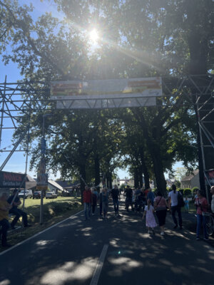 Kreis-Erntefest in Peickwitz 2024 - Eingang Stra&szlig;e - Foto Landkreis Sarah Werner  (Bild vergr&ouml;&szlig;ern)