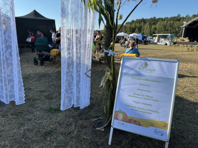 Kreis-Erntefest in Peickwitz 2024 - Eingang Willkommen - Foto Landkreis Nora Bielitz  (Bild vergr&ouml;&szlig;ern)