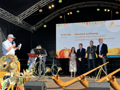 Kreis-Erntefest in Peickwitz 2024 - Er&ouml;ffnung - Ortsvorsteher Thomas Domin - Foto Landkreis Nora Bielitz  (Bild vergr&ouml;&szlig;ern)