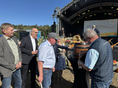 Kreis-Erntefest in Peickwitz 2024 - Fassbieranstich (01) - Foto Landkreis Nora Bielitz  (Bild vergr&ouml;&szlig;ern)