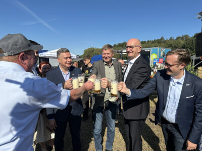 Kreis-Erntefest in Peickwitz 2024 - Fassbieranstich (02) - Foto Landkreis Nora Bielitz  (Bild vergr&ouml;&szlig;ern)
