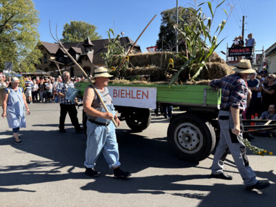 Kreis-Erntefest in Peickwitz 2024 - Festumzug Bild 16 - Ernteutensilien Biehlen - Foto Landkreis Marlen Weser  (Bild vergr&ouml;&szlig;ern)