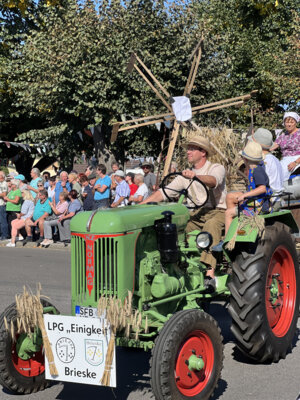 Kreis-Erntefest in Peickwitz 2024 - Festumzug - Dorfclub Brieske (02) - Foto Landkreis Sarah Werner  (Bild vergr&ouml;&szlig;ern)