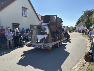 Kreis-Erntefest in Peickwitz 2024 - Festumzug Bild 19 - Brotwagen - Foto Landkreis Marlen Weser  (Bild vergr&ouml;&szlig;ern)