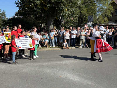 Kreis-Erntefest in Peickwitz 2024 - Festumzug - Bild 23 Kinder-/Jugendchor aus Zamberg - Foto Landkreis Marlen Weser  (Bild vergr&ouml;&szlig;ern)