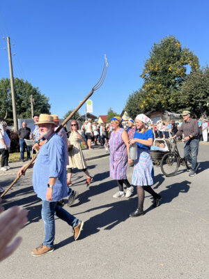 Kreis-Erntefest in Peickwitz 2024 - Festumzug Erntehelfer - Foto Landkreis Sarah Werner  (Bild vergr&ouml;&szlig;ern)
