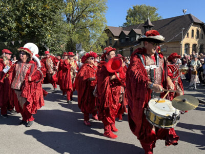 Kreis-Erntefest in Peickwitz 2024 - Festumzug - Gaudimu Annah&uuml;tte (01) - Foto Landkreis Marlen Weser  (Bild vergr&ouml;&szlig;ern)