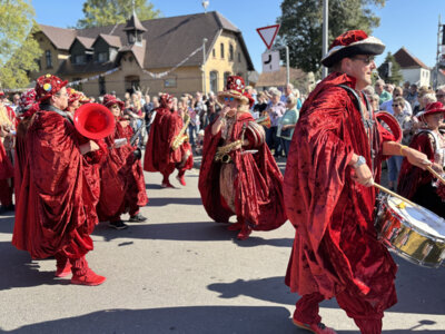 Kreis-Erntefest in Peickwitz 2024 - Festumzug Gaudimu Annah&uuml;tte (02) - Foto Landkreis Marlen Weser  (Bild vergr&ouml;&szlig;ern)