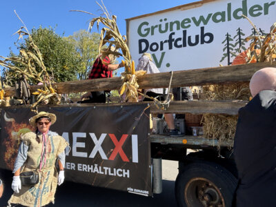 Kreis-Erntefest in Peickwitz 2024 - Festumzug - Gr&uuml;newalder Dorfclub - Foto Landkreis Marlen Weser  (Bild vergr&ouml;&szlig;ern)