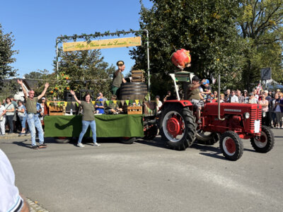 Kreis-Erntefest in Peickwitz 2024 - Festumzug Kelterei Hosena - Foto Landkreis Marlen Weser  (Bild vergr&ouml;&szlig;ern)
