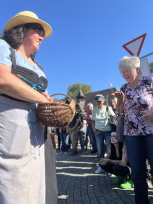 Kreis-Erntefest in Peickwitz 2024 - Festumzug - Bild 25 Misthaufen geh&ouml;ren zur Landwirtschaft - Foto Landkreis Sarah Werner  (Bild vergr&ouml;&szlig;ern)