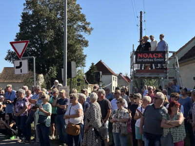 Kreis-Erntefest in Peickwitz 2024 - Festumzug Moderation - Foto Landkreis Marlen Weser  (Bild vergr&ouml;&szlig;ern)