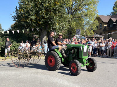 Kreis-Erntefest in Peickwitz 2024 - Festumzug - Bild 32 - Alex Petrick - Peickwitz&acute;&auml;ltester Traktor - Foto Landkreis Marlen Weser  (Bild vergr&ouml;&szlig;ern)