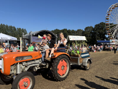 Kreis-Erntefest in Peickwitz 2024 - Festumzug - Weingut Peickwitz - Foto Landkreis Marlen Weser  (Bild vergr&ouml;&szlig;ern)