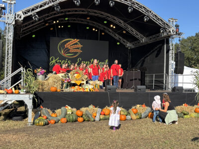 Kreis-Erntefest in Peickwitz 2024 - Kinderchor Zamberk (01) - Foto Landkreis Marlen Weser  (Bild vergr&ouml;&szlig;ern)