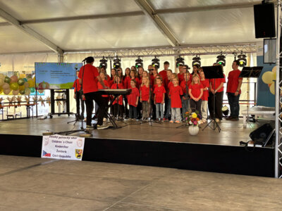 Kreis-Erntefest in Peickwitz 2024 - Kinderchor aus Zamberk (02) - Foto Landkreis Marlen Weser  (Bild vergr&ouml;&szlig;ern)