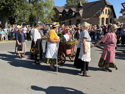 Kreis-Erntefest in Peickwitz 2024 - Festumzug - Peickwitzer Landfrauen - Foto Landkreis Marlen Weser  (Bild vergr&ouml;&szlig;ern)