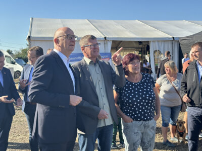 Kreis-Erntefest in Peickwitz 2024 - Ministerpr&auml;sident Dietmar Woidke + Landrat Siegurd Heinze (02) - Foto Landkreis Nora Bielitz  (Bild vergr&ouml;&szlig;ern)
