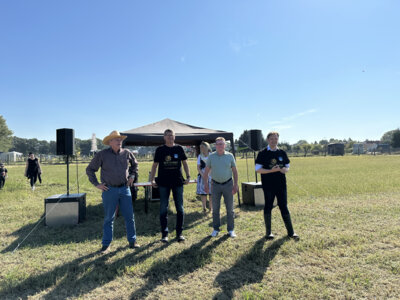 Kreis-Erntefest in Peickwitz 2024 - Promipfl&uuml;gen-Teilnehmer - Foto Landkreis Nora Bielitz  (Bild vergr&ouml;&szlig;ern)