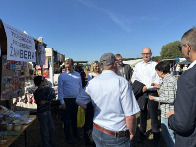 Kreis-Erntefest in Peickwitz 2024 - Rundgang Regionalmarkt mit MP Woidke - Foto Landkreis Nora Bielitz  (Bild vergr&ouml;&szlig;ern)