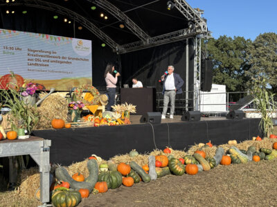 Kreis-Erntefest in Peickwitz 2024 - Siegerehrung Kreativwettbewerb Schulen - Foto Landkreis Marlen Weser  (Bild vergr&ouml;&szlig;ern)