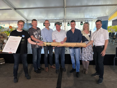Kreis-Erntefest in Peickwitz 2024 - Staffelstab&uuml;bergabe an Ogrosen - Foto Landkreis Nora Bielitz  (Bild vergr&ouml;&szlig;ern)