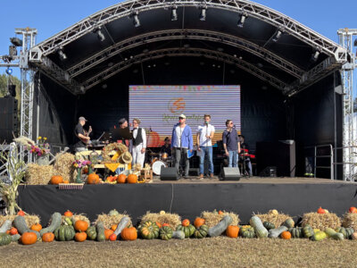 Kreis-Erntefest in Peickwitz 2024 - Wunschkonzert Theater neue B&uuml;hne - Foto Landkreis Marlen Weser  (Bild vergr&ouml;&szlig;ern)