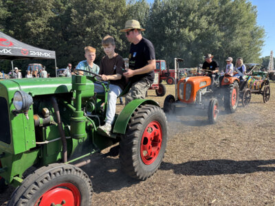 Kreis-Erntefest in Peickwitz 2024 - Traktorausfahrt (01) - Foto Landkreis Marlen Weser  (Bild vergr&ouml;&szlig;ern)