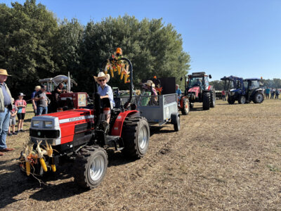 Kreis-Erntefest in Peickwitz 2024 - Traktorausfahrt (02) - Foto Landkreis Marlen Weser  (Bild vergr&ouml;&szlig;ern)