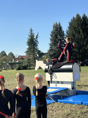 Kreis-Erntefest in Peickwitz 2024 - Voltigieren - Foto Landkreis Nora Bielitz  (Bild vergr&ouml;&szlig;ern)