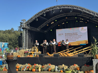 Kreis-Erntefest in Peickwitz 2024 - Weckruf des Kreisjagdverbandes (01) - Foto Landkreis Nora Bielitz  (Bild vergr&ouml;&szlig;ern)
