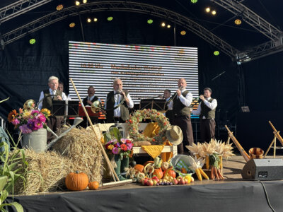 Kreis-Erntefest in Peickwitz 2024 - Weckruf des Kreisjagdverbandes (02) - Foto Landkreis Nora Bielitz  (Bild vergr&ouml;&szlig;ern)