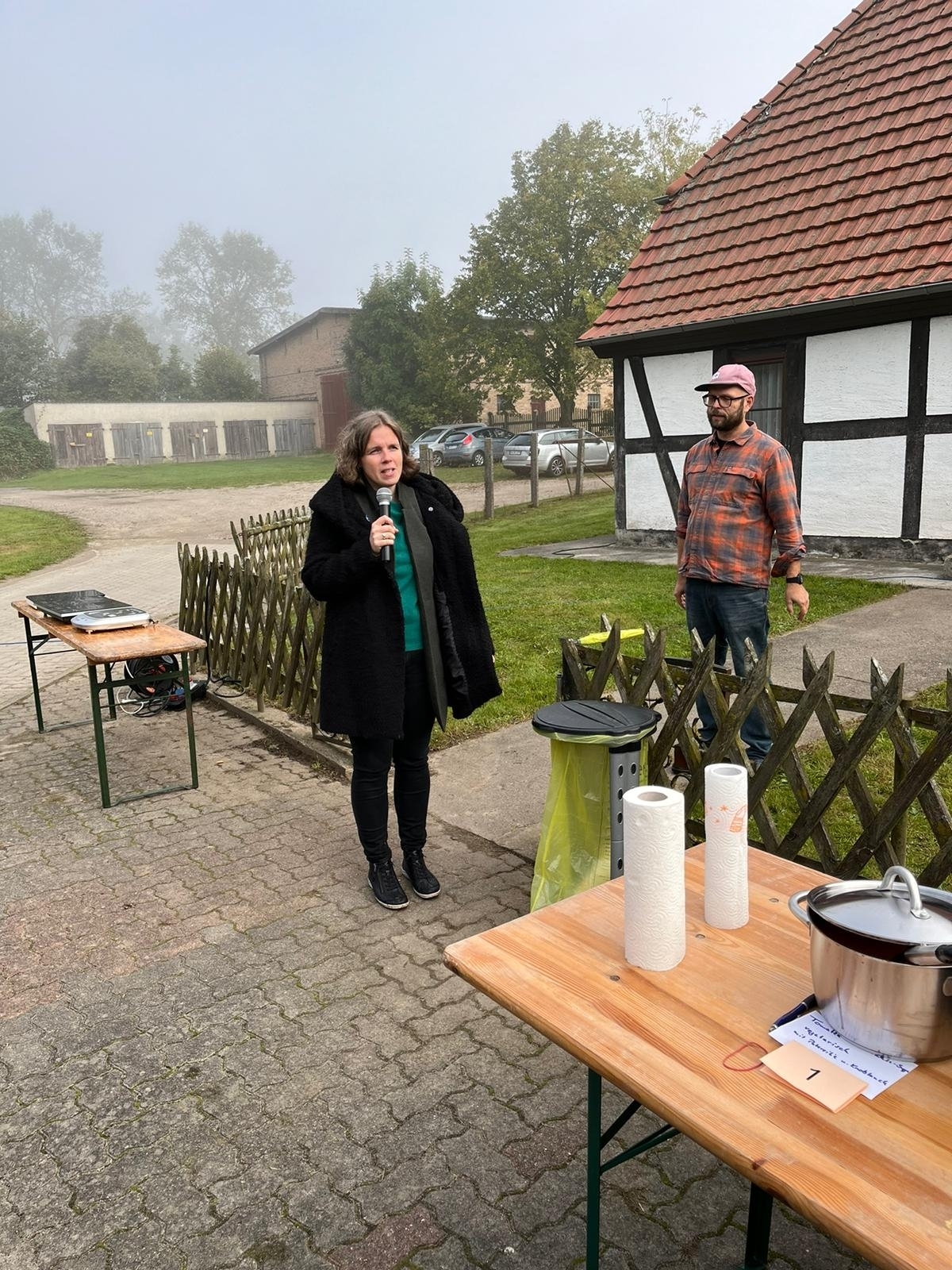 Bild: Begrüßung zum Suppenkontest und zur Versteigerung der Erntegaben