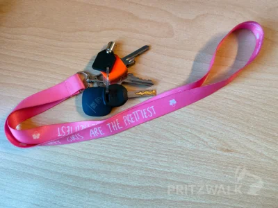 Rosa Schl&uuml;sselband, gefunden am 22. Januar 2026 in der N&auml;he des Hainholzstadions. Foto: Stadt Pritzwalk  (Bild vergr&ouml;&szlig;ern)