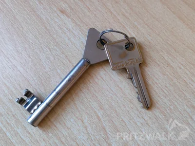 zwei Schl&uuml;ssel, gefunden am 3. M&auml;rz 2026 in der Franz-Liszt-Stra&szlig;e  (Bild vergr&ouml;&szlig;ern)