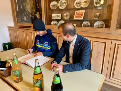 Foto des Albums: Eintrag ins Goldene Buch des Marktes Wiesenttal anlässlich der Int. 37. ADAC Holzbau Blümlein Zuverlässigkeitsfahrt